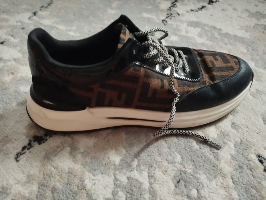 Продам кроссовки Fendi