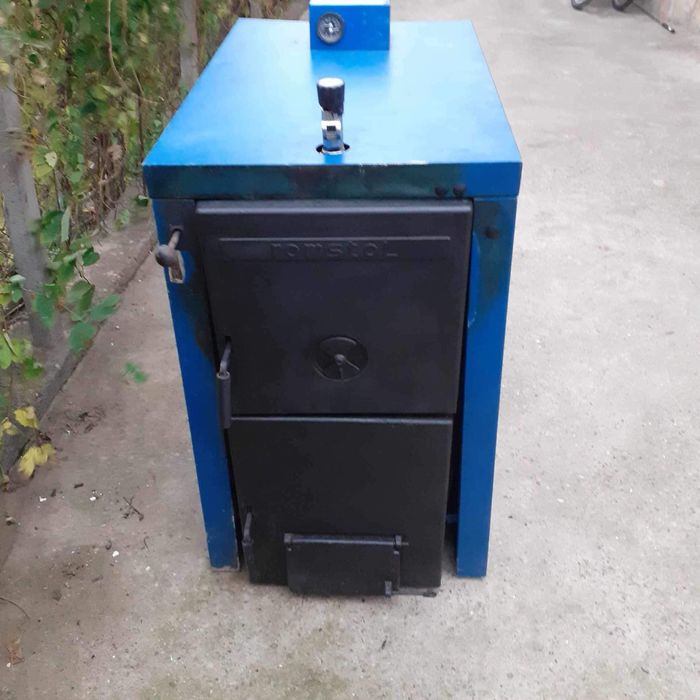 Продава се котел от чугун ,чешки,38 киловата,дърва и въглища