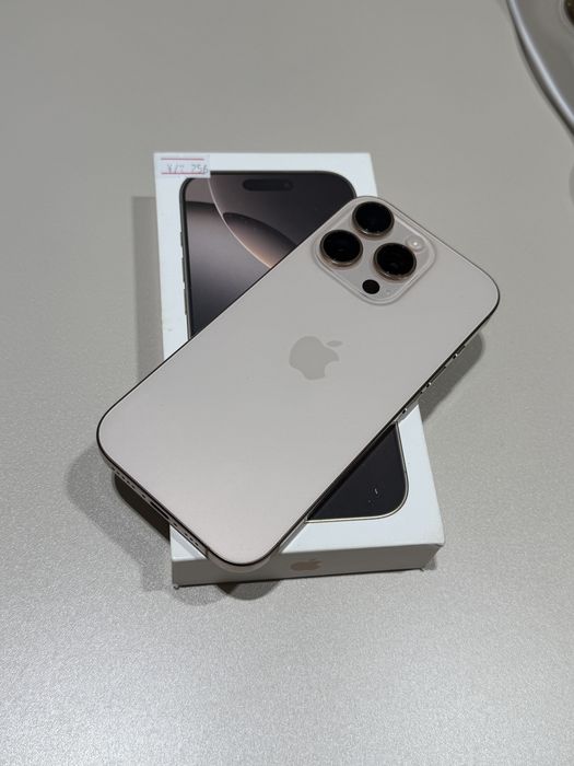 Iphone 16 Pro gold