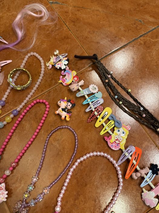 Детские заколки , браслеты , бусики .