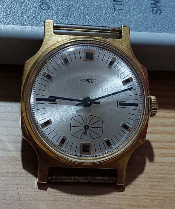 Часы 2 штук 1 жёлтые часы на ходу. Белые часы нерабочие. Цена за всё.