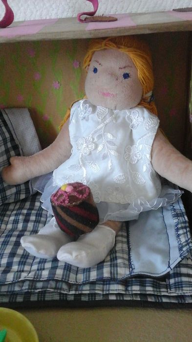 Кукольный домик-чемоданчик с куклой