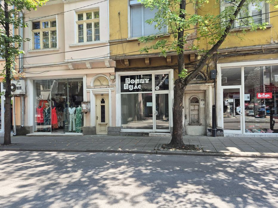 Давам помещение под наем подходящо за магазин или офис