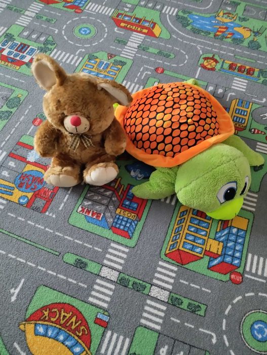 Две големи плюшени играчки