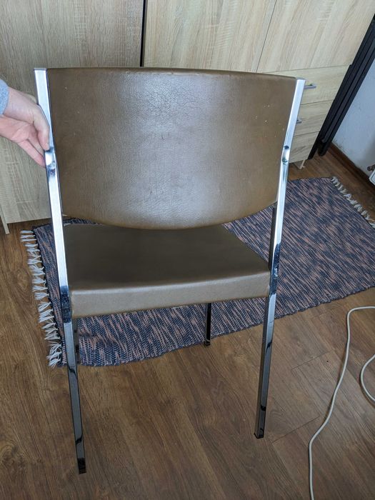 Scaun îmbrăcat în piele, cu picioare din metal