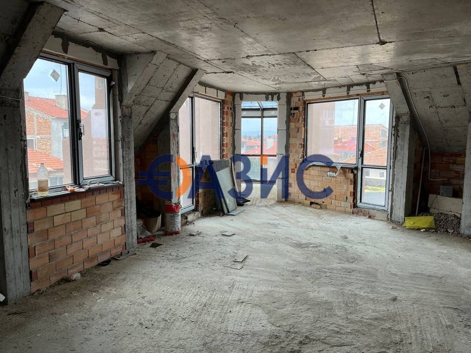 Жилищна сграда с търговски площи в гр.Поморие, 900кв. м., 855 000 евро