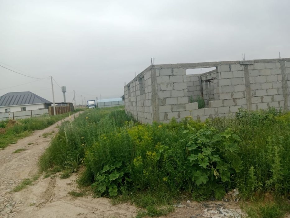 Продам участок с недостроеным домом