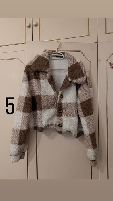 Разпродажба на запазени връхни дрехи