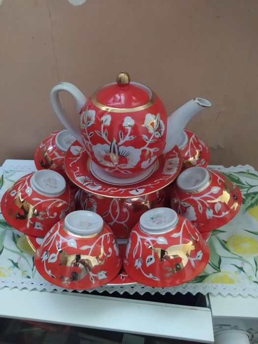 Чайный сервиз новый стояла на Серванте