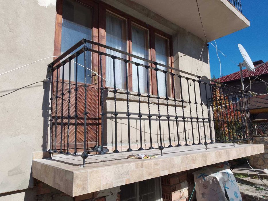 Врати, парапети и други изделия от желязо