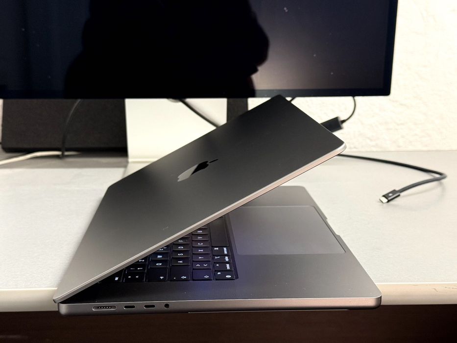 Apple MacBook Pro M1 Max - 64GB RAM - 4TB SSD