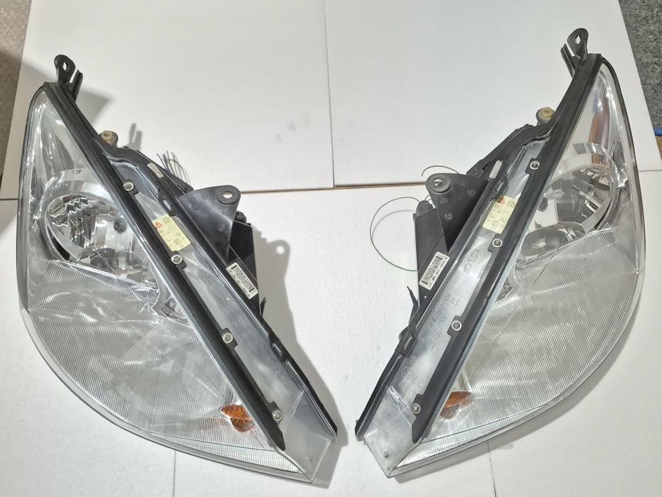 Ляв и Десен  Фар L и R  Форд Фокус/Ford Focus  2000--2004 година MK1