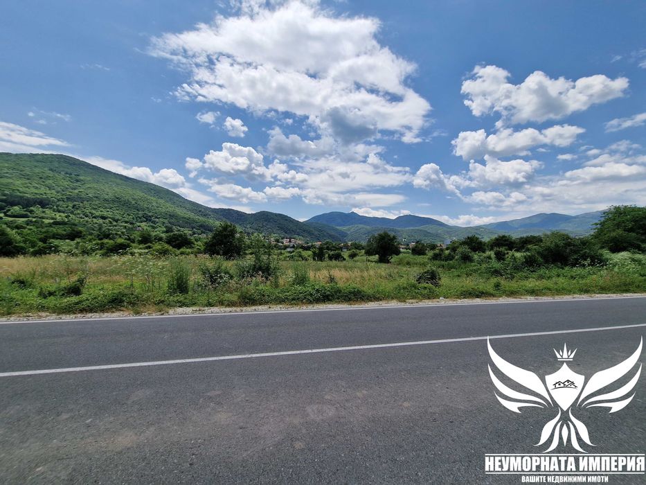 Продавам парцел УПИ 2350кв.м. на първа линия в с.Тополово