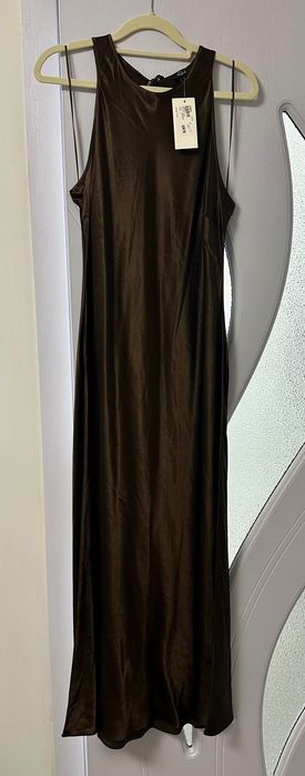 Дълга сатенена рокля без ръкав