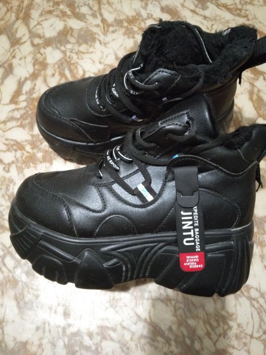 Продам кроссовки.