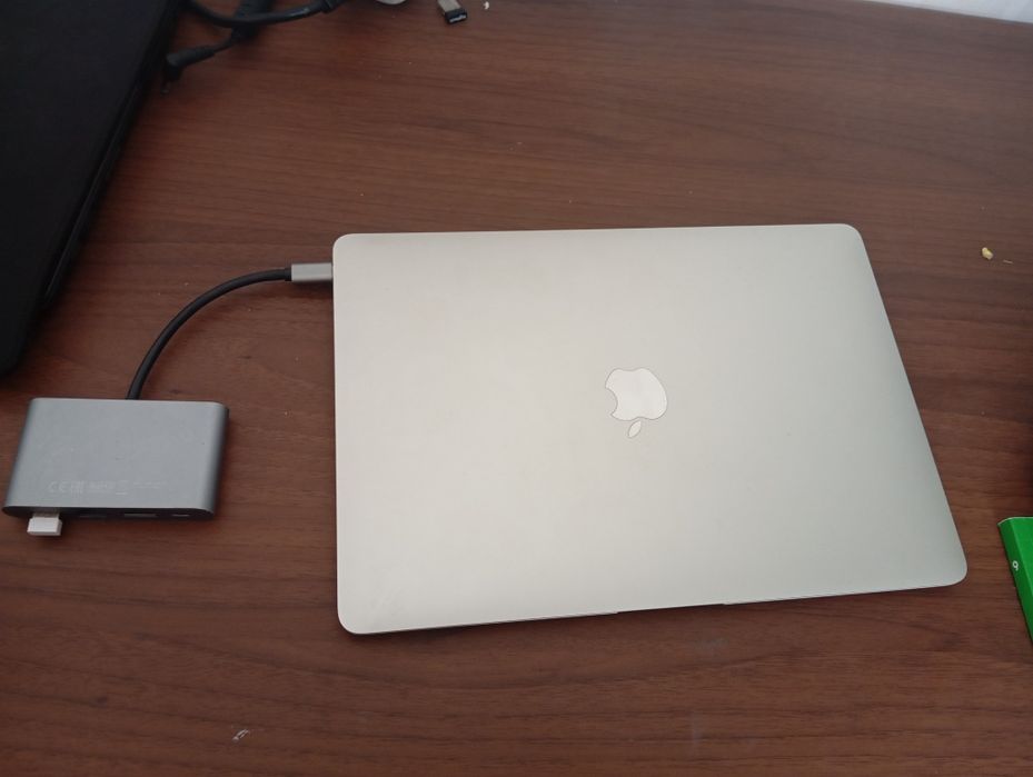 MacBook Air 13 .