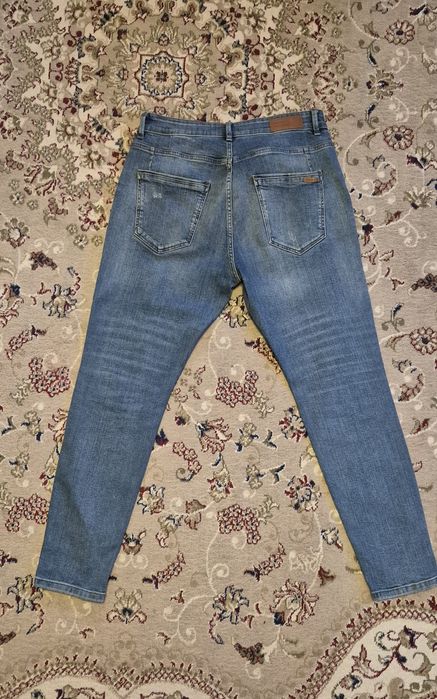 Blugi Pull & Bear ca și noi. Detalii în poze.