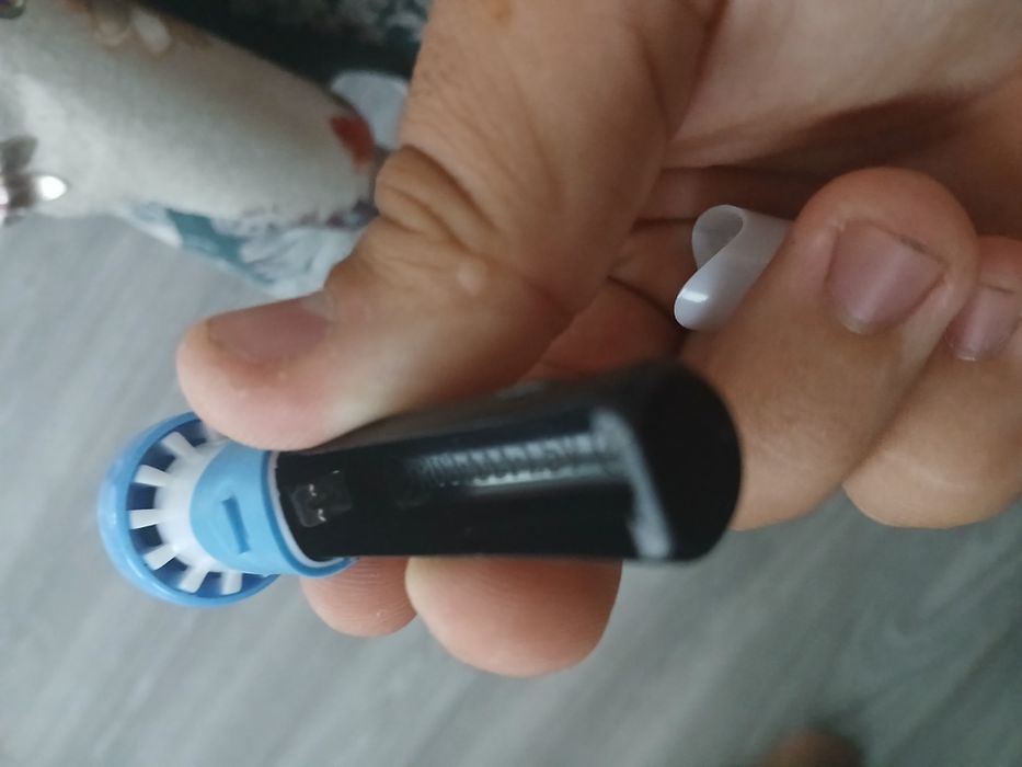 Aspirator ceara urechi, vibreaza usor si aspira particule de murdarie,