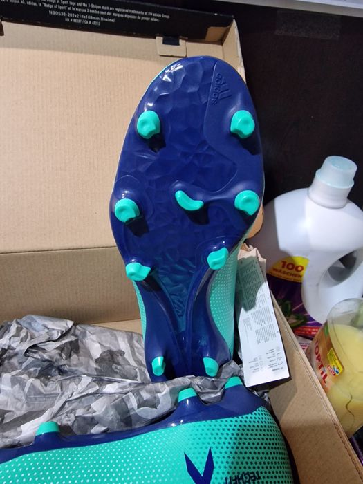 Футболни обувки чисто нови 40