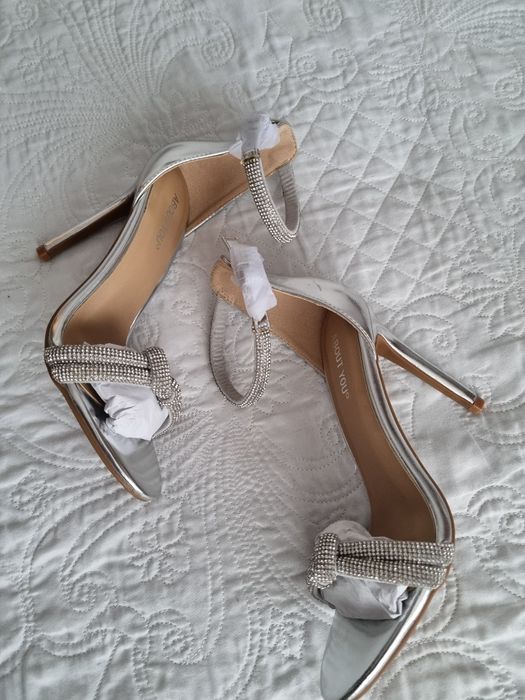 Сребърни обувки с висок ток