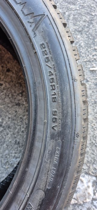 4 anvelope iarna noi Dunlop 225/45/18.Pretul este pe bucata.
