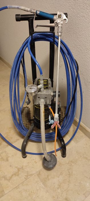 Vând pompă de  zugrăvit