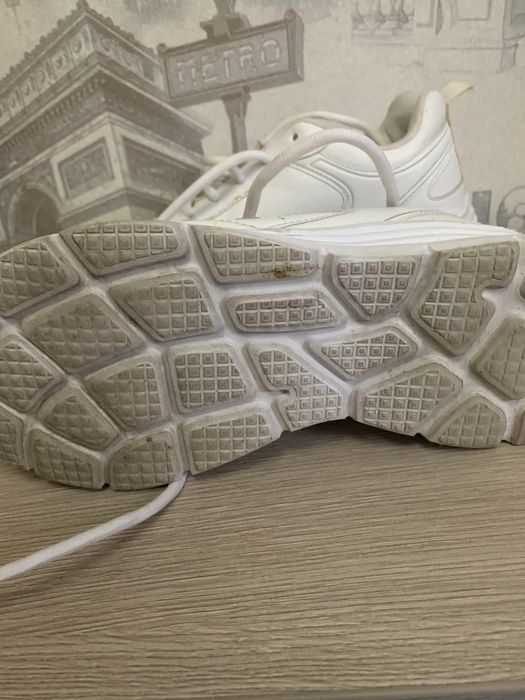 Кроссовки  белые  37