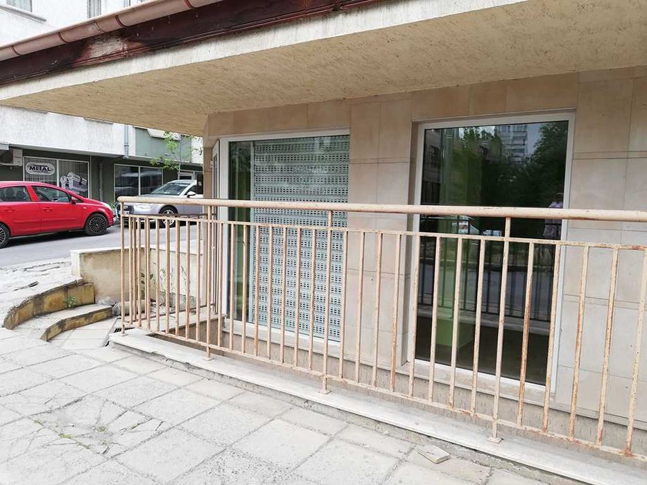 Търговско помещение (магазин, салон, офис) до парка Гео Милев