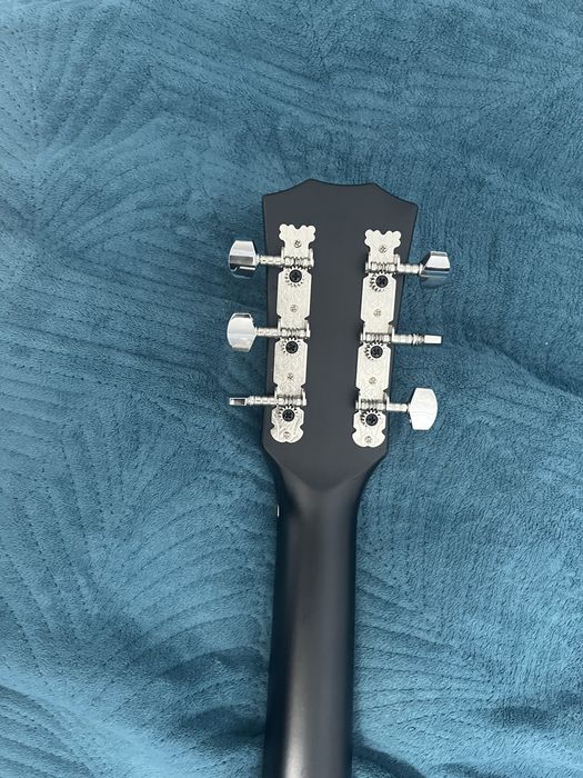 акустическая гитара.