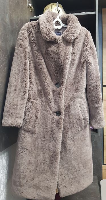 Шуба Marks & Spencer
Размер S-M
Цвет в жизни пепельно-сирене