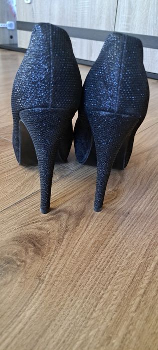 Обувки с висок ток