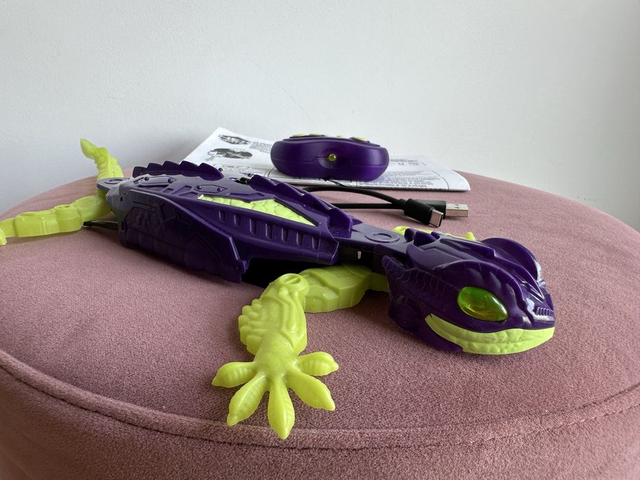 Șopârlă Gecko cățărătoare pe perete cu telecomandă