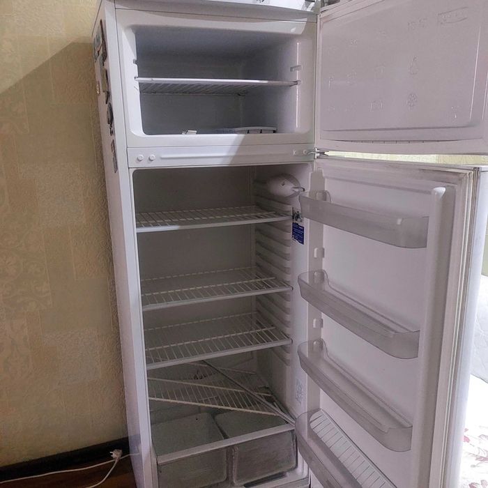 Холодильник Indesit