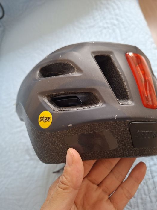 Продавам каска specialized shuffle LED SB MIPS SMK