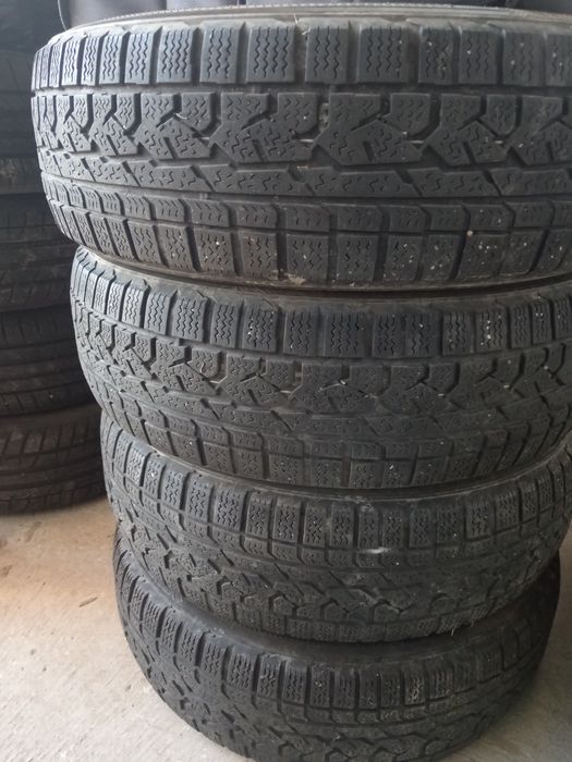 Vând anvelope iarna  215/70R16