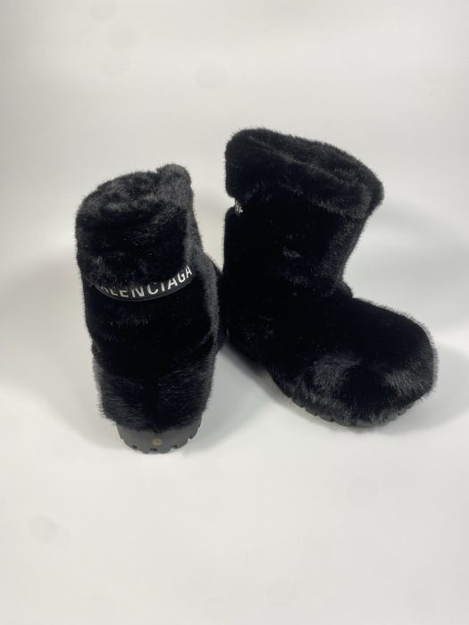Balenciaga alaska fur boots skiwear