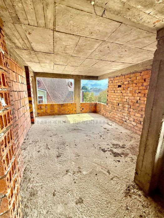 Просторен етаж на груб строеж в центъра на Свиленград