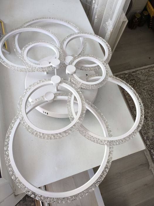 Продам большую люстру