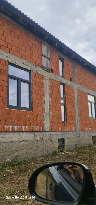 Casă în câmp mândruloc în roșu