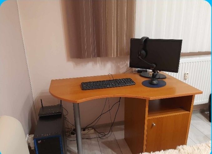 Продавам ученическо бюро