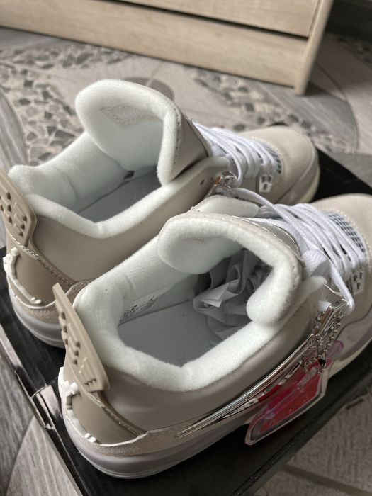 Jordan 4 frozen Moments