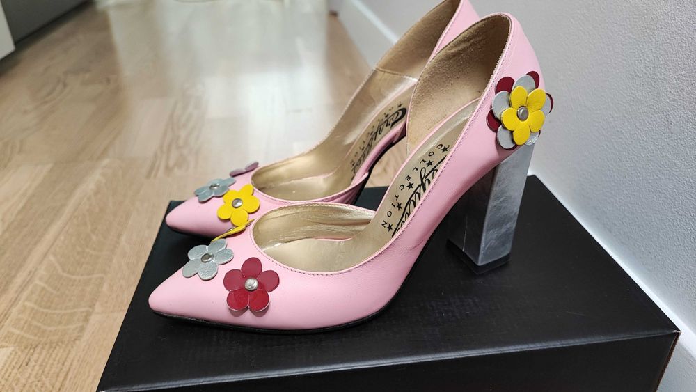 Pantofi roz cu decorațiuni în formă de floricele
