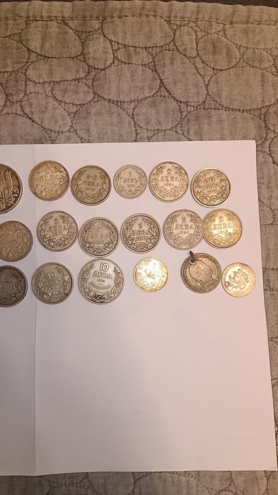 Монети, писалки и часовник.  Всичко общо  - 749 лв.