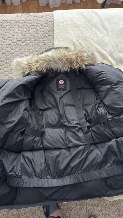 Продам зимний пуховик  Canada Goose