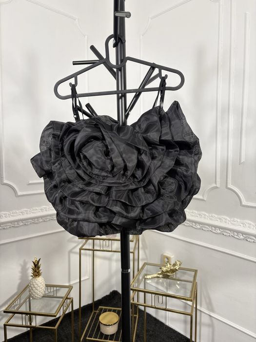 Черен топ с рози , нов