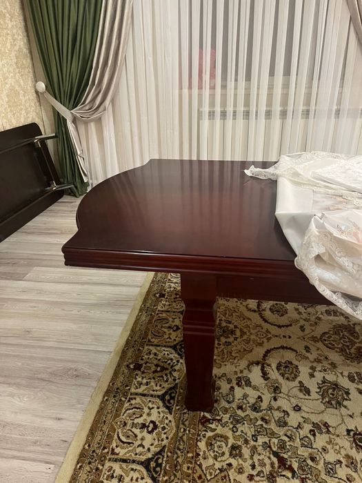 Продам Большой стол со стульями