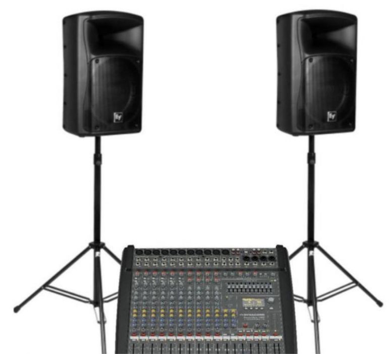 Золотые ограничительные стойки, президентские стойки, красная дорожка