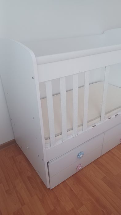 Детско легло с двулицев матрак и люлка.