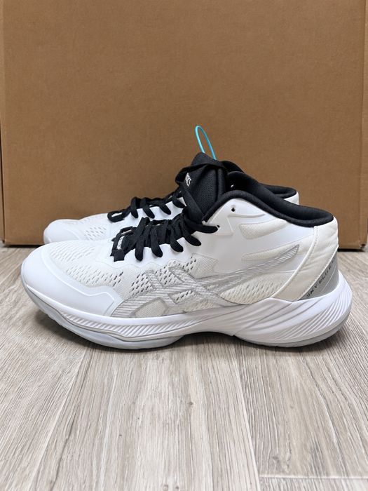 Кроссовки Asics.