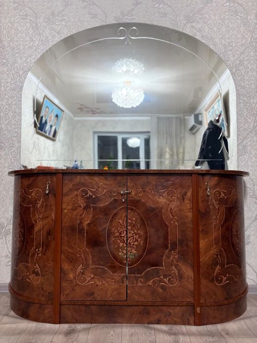 Шкаф с зеркалом.